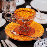 Чайная чашка из янтаря с ложечкой